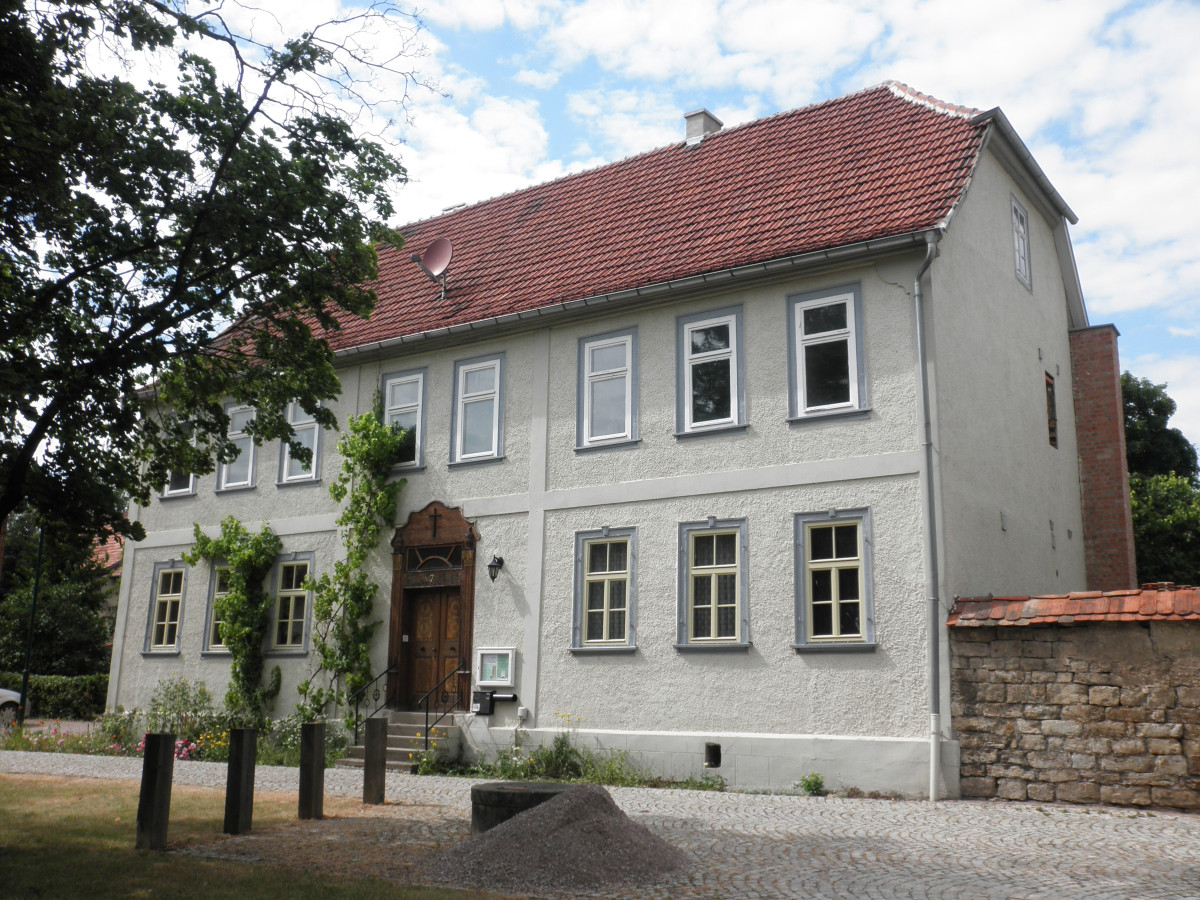 Udestedt Pfarrhaus A | Foto: <a href="https://commons.wikimedia.org/wiki/User:Wikswat">Wikswat</a>, <a href="https://commons.wikimedia.org/wiki/File:Udestedt_Pfarrhaus_A.JPG">Udestedt Pfarrhaus A</a>, <a href="https://creativecommons.org/licenses/by-sa/3.0/legalcode">CC BY-SA 3.0</a>