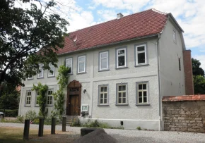 Udestedt Pfarrhaus A | Foto: <a href="https://commons.wikimedia.org/wiki/User:Wikswat">Wikswat</a>, <a href="https://commons.wikimedia.org/wiki/File:Udestedt_Pfarrhaus_A.JPG">Udestedt Pfarrhaus A</a>, <a href="https://creativecommons.org/licenses/by-sa/3.0/legalcode">CC BY-SA 3.0</a>